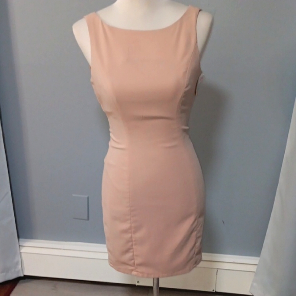 Elegant Sleeveless Dress in Cream